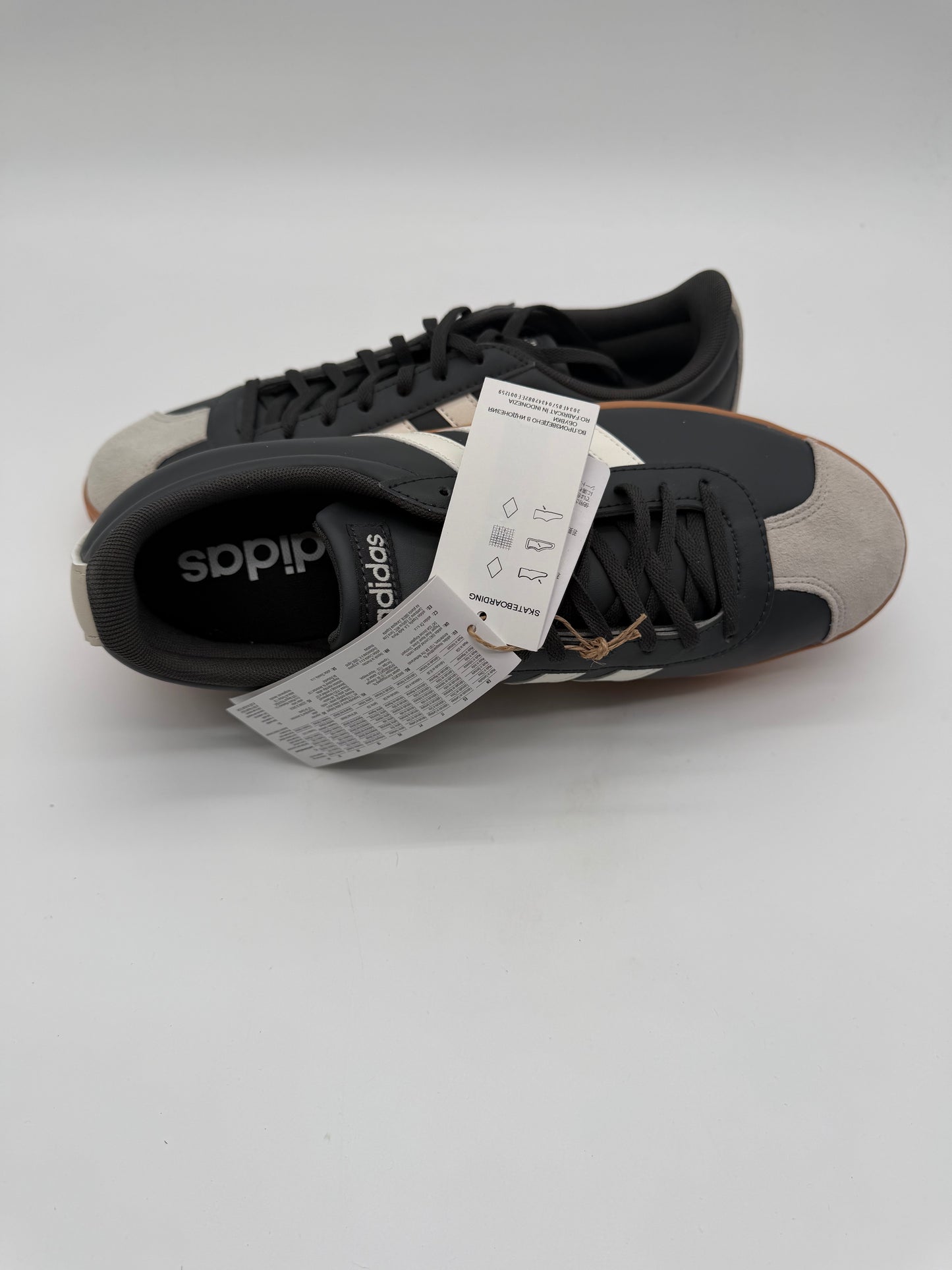 Adidas - Court Base